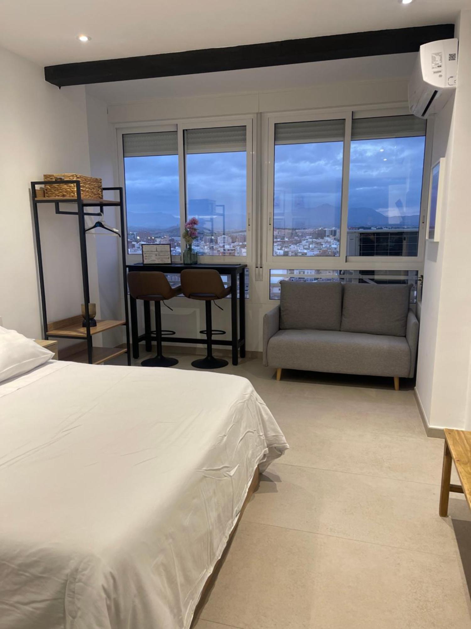 Sky Views Studio In City Centre Аликанте Екстериор снимка
